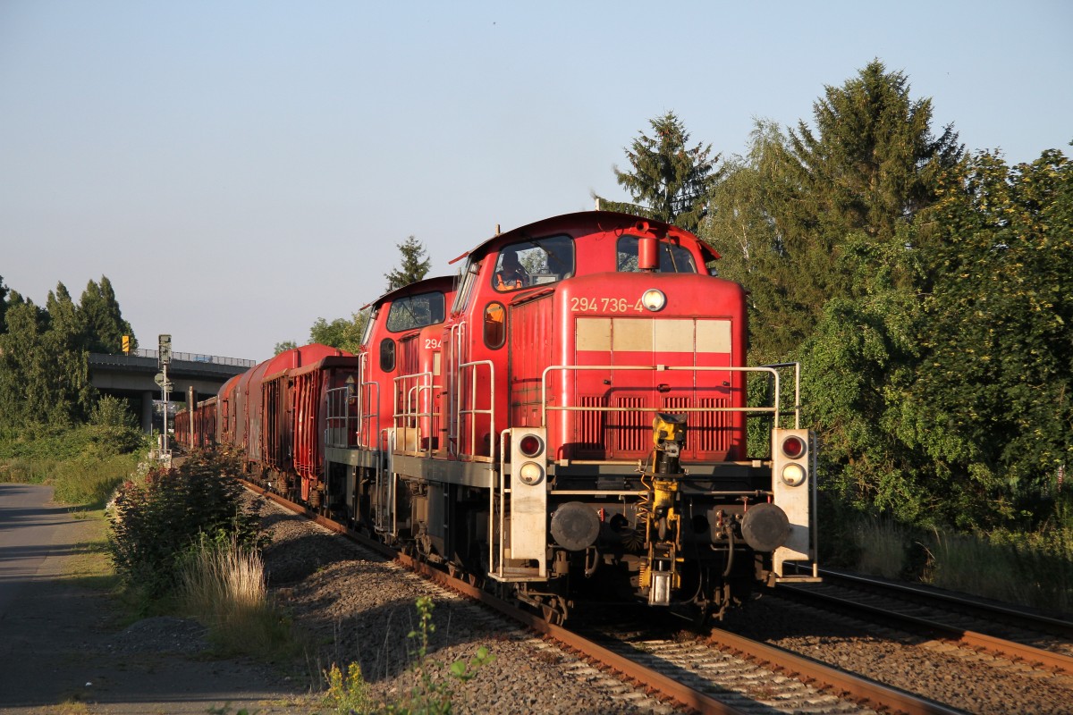 294 736-4 mit ihrem abendlichen Lahntaler auf dem Weg Richtung Limburg bei Wetzlar . 