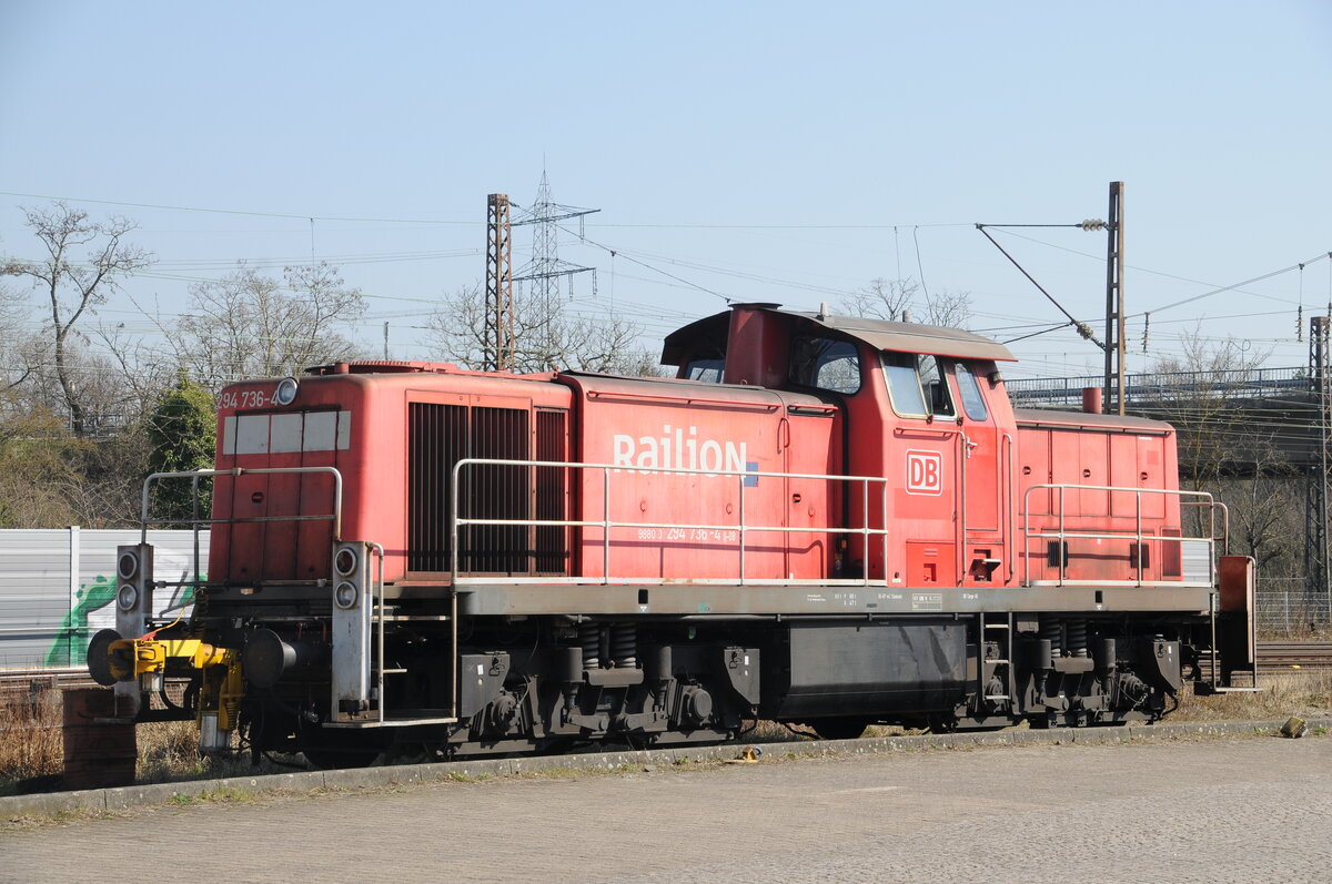 294 736-4 ist nach wie vor mit Railion-Beschriftung unterwegs. Mannheim-Rheinau 23.03.2022 um 12:56 Uhr. 