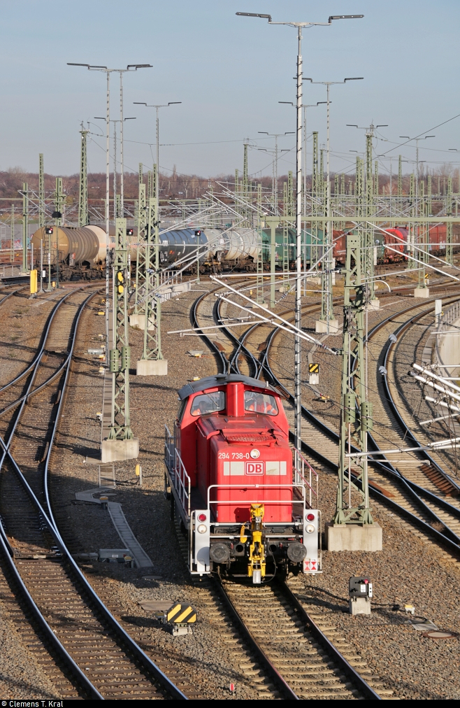 294 738-0 (294 238-1 | 290 238-5 | DB V 90) rangiert in der Zugbildungsanlage (ZBA) Halle (Saale).
Aufgenommen von der Berliner Brücke.

🧰 DB Cargo
🕓 18.12.2020 | 12:44 Uhr