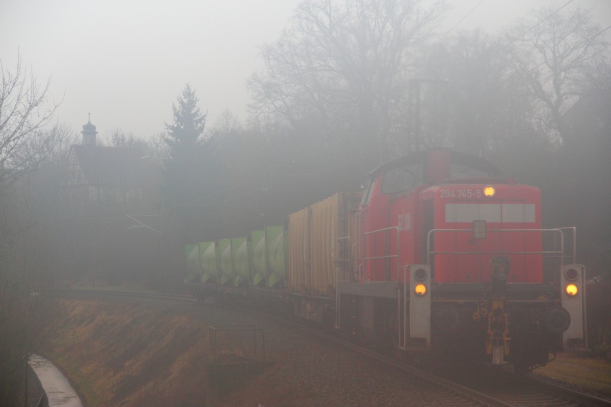 294 745-5 DB Schenker am nebligen Morgen des 19.02.2014. in Schney.