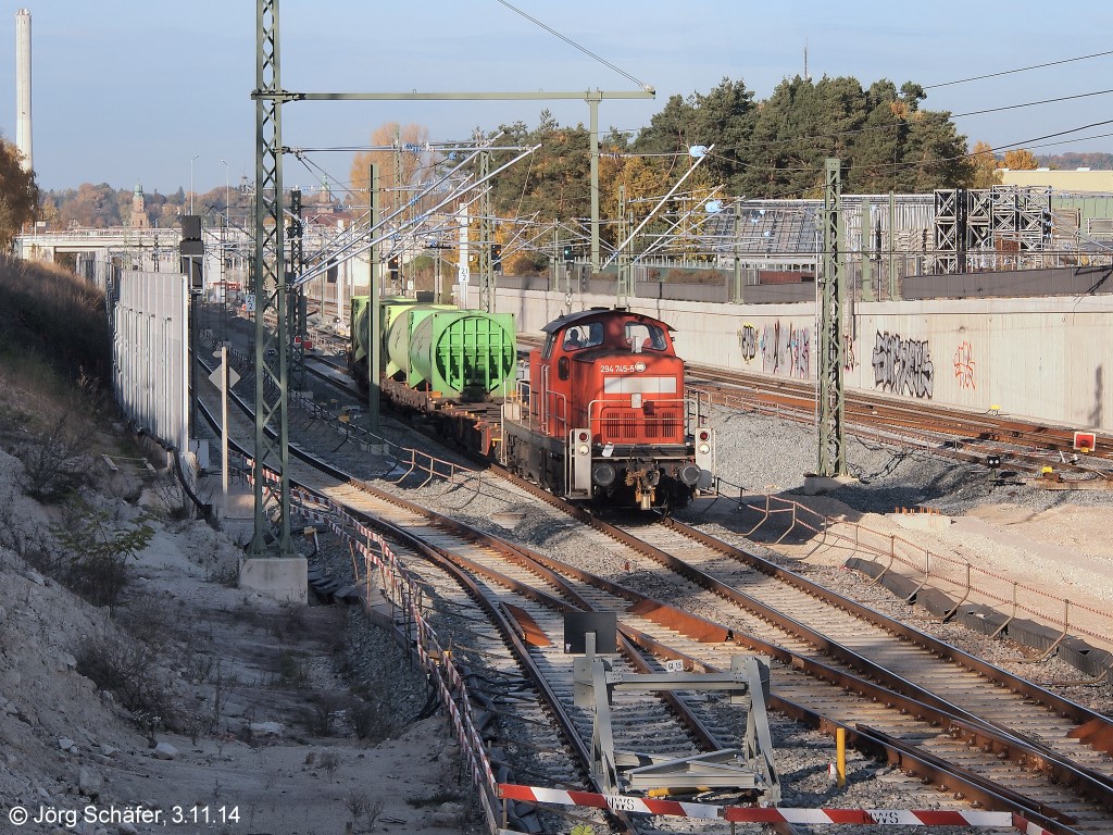 294 745 rangierte am 3.11.14 mit einem Güterzug in Erlangen zwischen dem Hauptbahnhof und Bruck. Die Strecke wird derzeit von zwei auf vier Gleise erweitert und wirkt wie eine einzige große Baustelle.