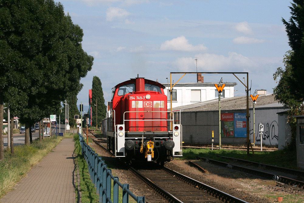 294 749 ist am 6. Juli 2012 in Mannheim auf der Friesenheimer Insel unterwegs zu einem Anschließer.