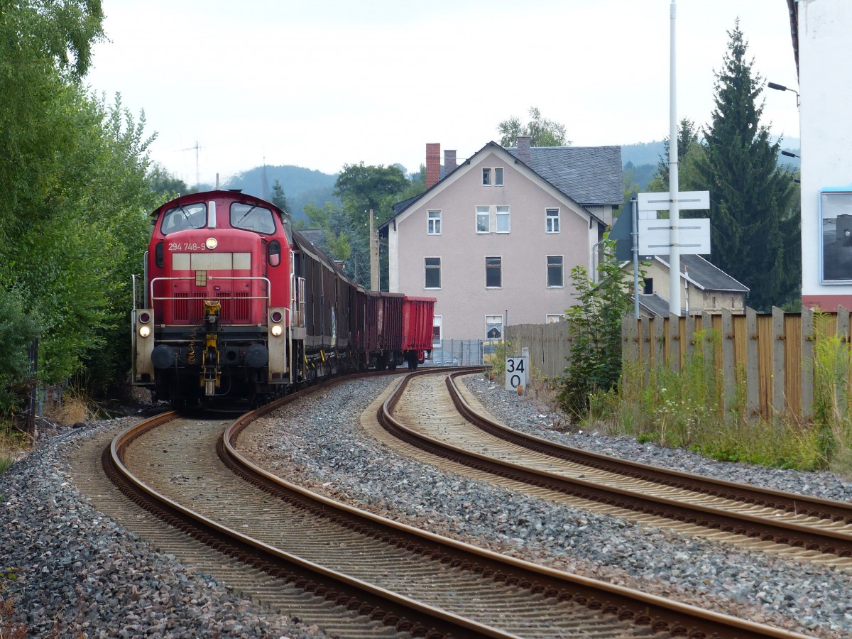 294 749 mit einen kurzen Güterzug am Haken fährt am 05.08.2014 durch den Hp. Cainsdorf in Richtung Zwickau.