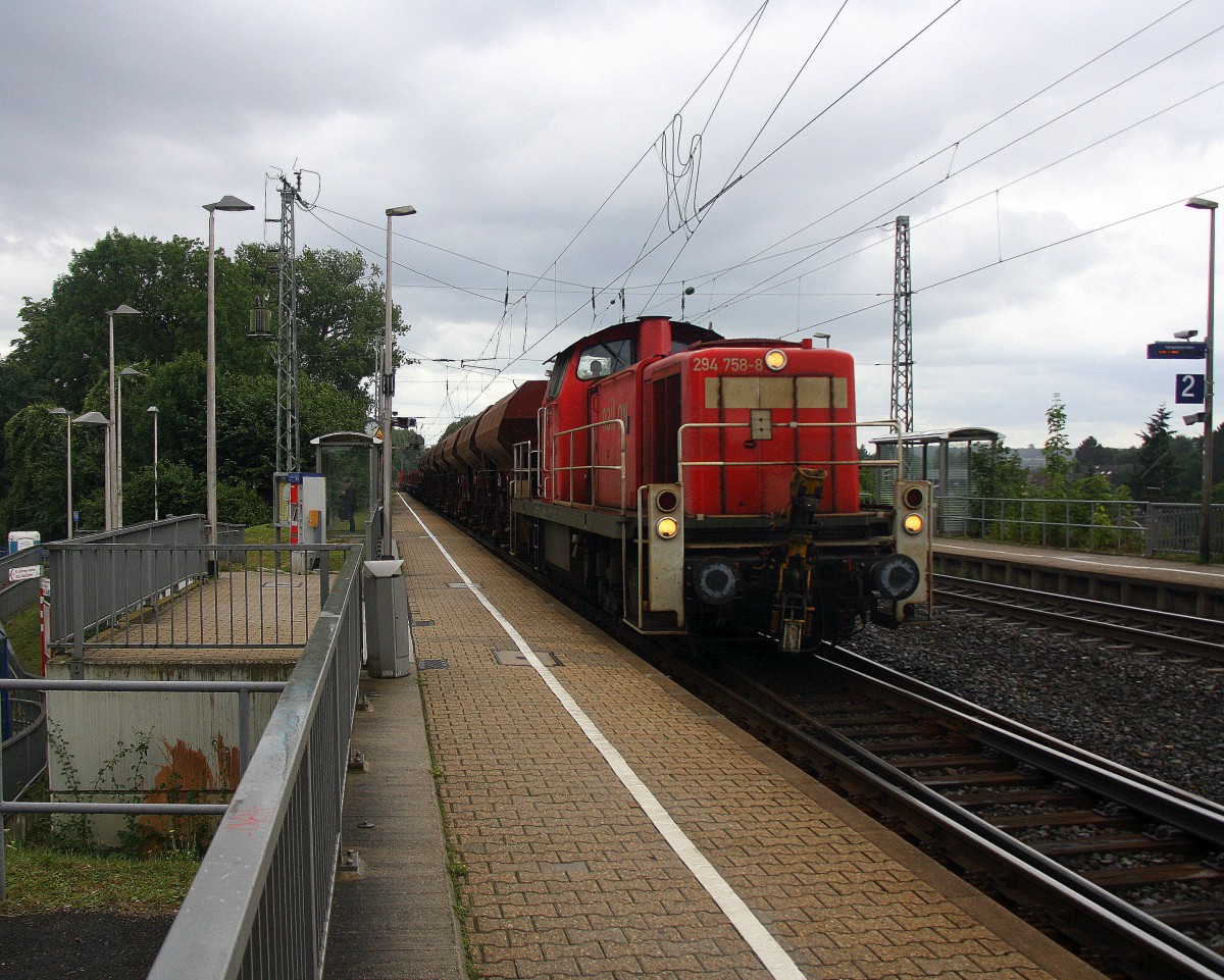 294 758-8 von Railion kommt  mit Kurzen gemischten Güterzug aus Stolberg-Hbf(Rheinland) nach Herzogenrath und fährt durch Kohlscheid und fährt in Richtung Herzogenrath. 
Bei Regenwolken am Nachmittag vom 28.7.2015.
Und das ist mein 4900tes Bahnbild bei http://WWW.Bahnbilder de