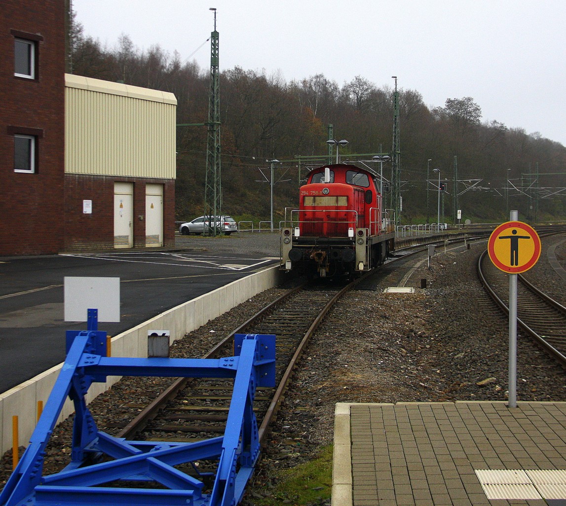 294 758-8 von Railion steht abgestellt in Stolberg-Hbf(Rheinland).
Bei Nebelwolken am Vormittag vom 6.12.2014.