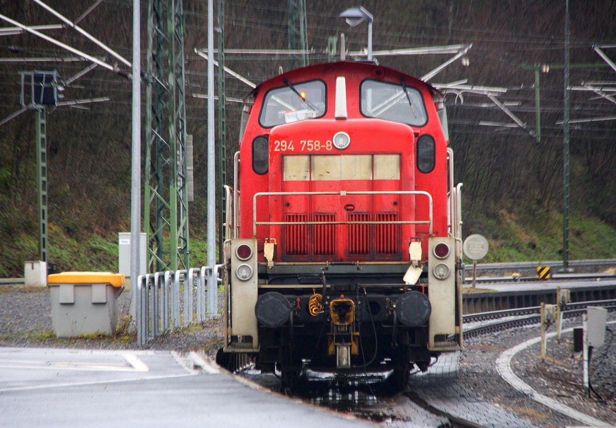 294 758-8 von Railion steht abgestellt in Stolberg-Hbf(Rheinland). 
Aufgenommen von der Rhenaniastraße in Stolberg-Rheinland.
Bei Regenwetter am Kalten vom 13.12.2014.