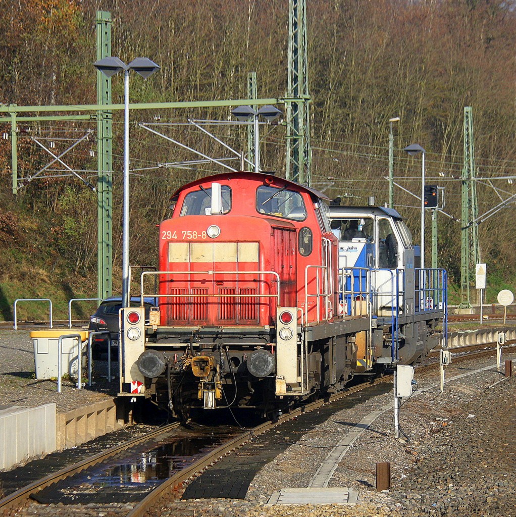 294 758-8 von Railion und die V107 von der Rurtalbahn stehen auf dem Abstelgleis in Stolberg-Hbf(Rheinland).
Bei sonnigenwetter am Kalten 29.11.2014. 