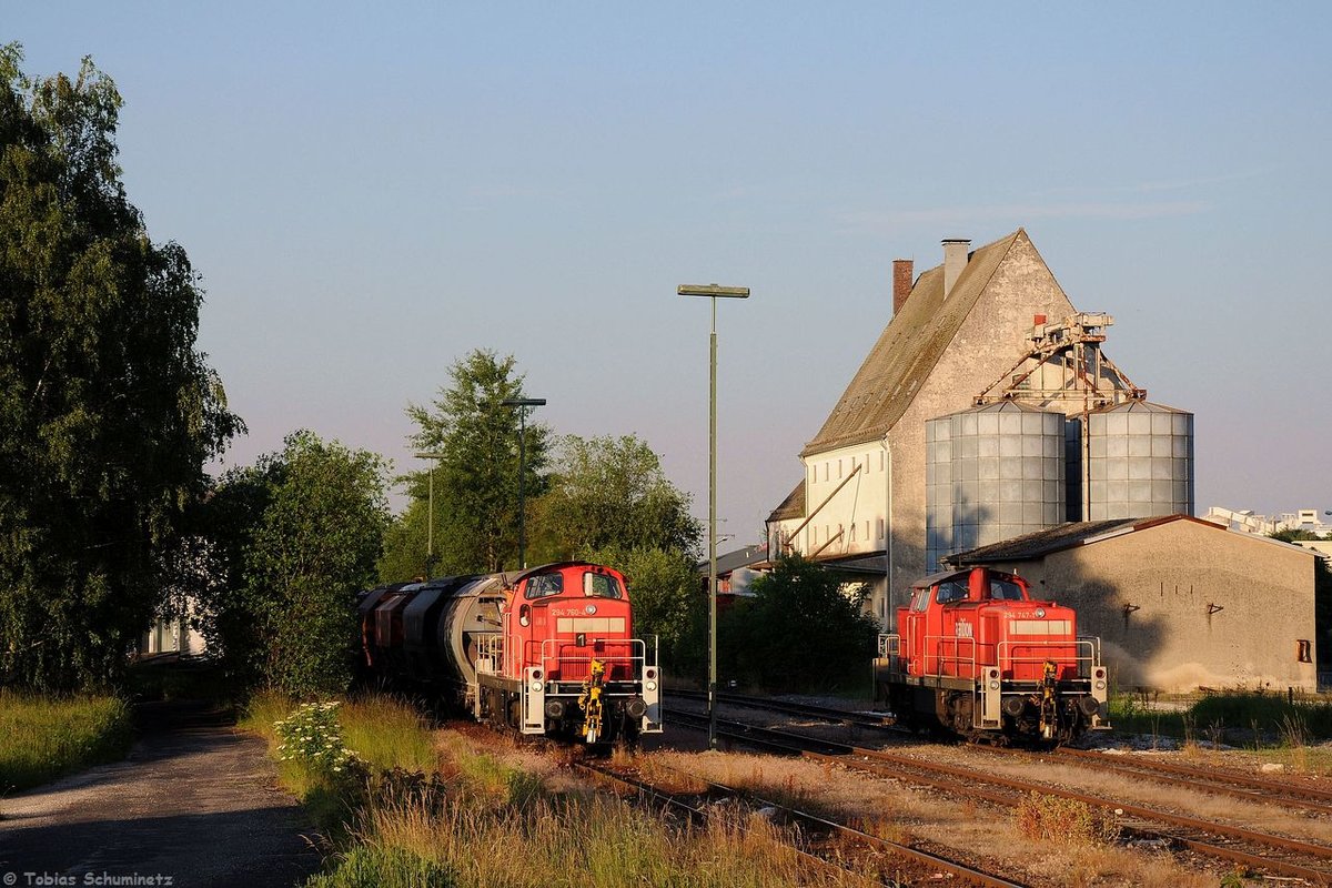 294 760 (98 80 3294 760-4 D-DB) mit EK56939 und defekte 294 747 (98 80 3294 747-1 D-DB) am 17.06.2013 in Hirschau (Strecke Amberg - Schnaittenbach) 