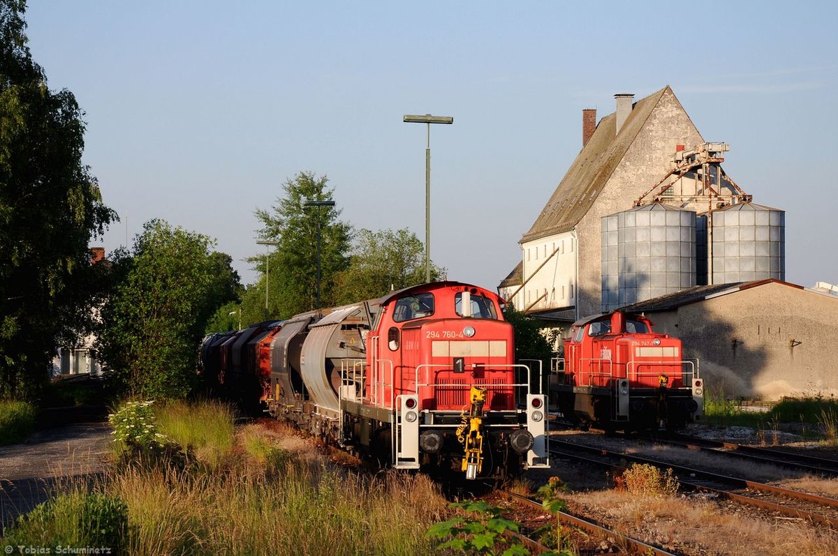 294 760 (98 80 3294 760-4 D-DB) mit EK56939 und defekte 294 747 (98 80 3294 747-1 D-DB) am 17.06.2013 in Hirschau (Strecke Amberg - Schnaittenbach)