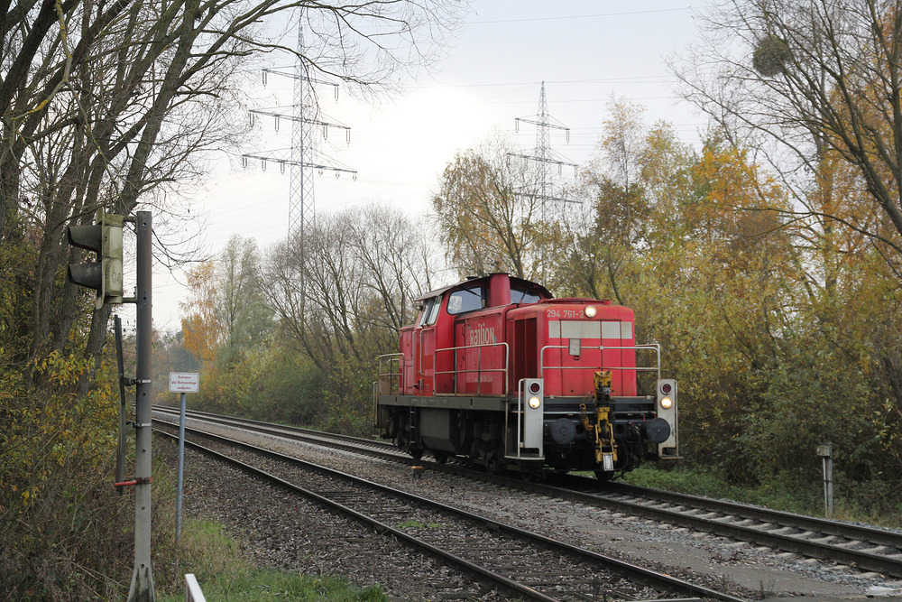 294 761 auf dem Weg vom VW-Werks in Wolfsburg zum Bahnhof Fallersleben, einem Ortsteil von Wolfsburg.
Das Foto entstand am 11. November 2016 an der Anschlussbahn zum VW-Werk.