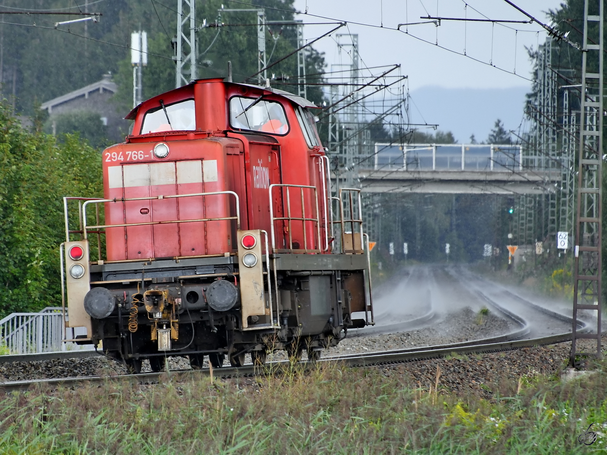 294 766-1 von Railion fährt solo in Richtung Freilassing. Im Hintergrund ist schon zu erkennen, welches Wetter mich gleich erwarten wird. (bei Fuchsreut, August 2020)