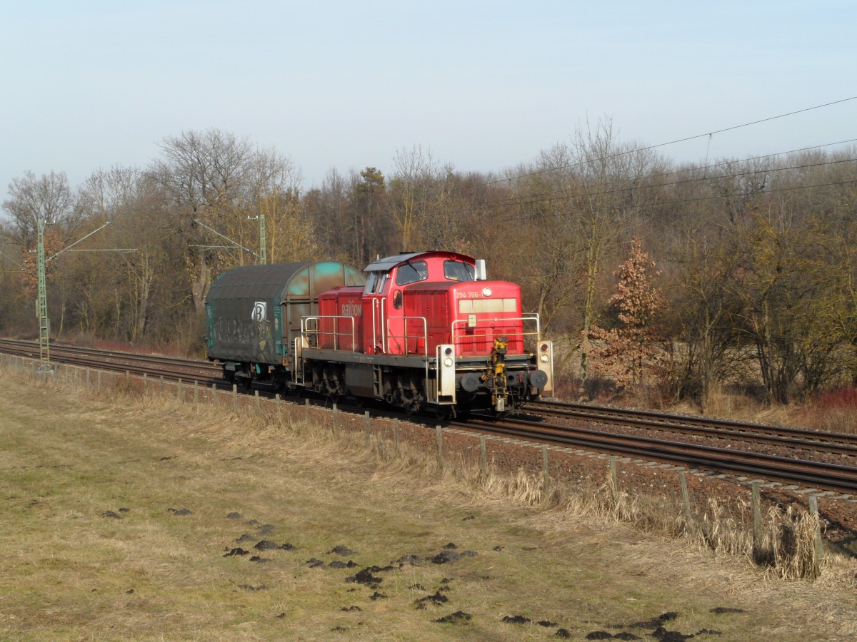 294 766 mit einem Güterwagen auf Bedienfahrt am 10.02.11 zwischen Schleißheim und Feldmoching.