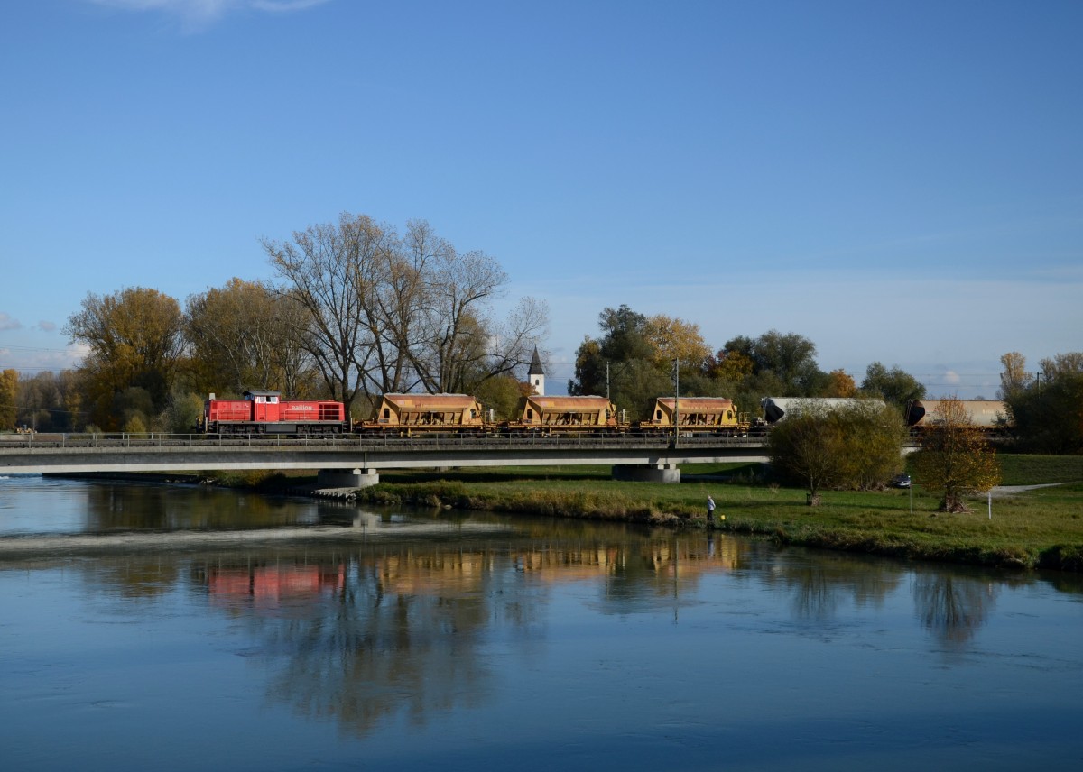 294 768 mit einem Gterzug am 24.10.2013 auf der Isarbrcke bei Plattling.