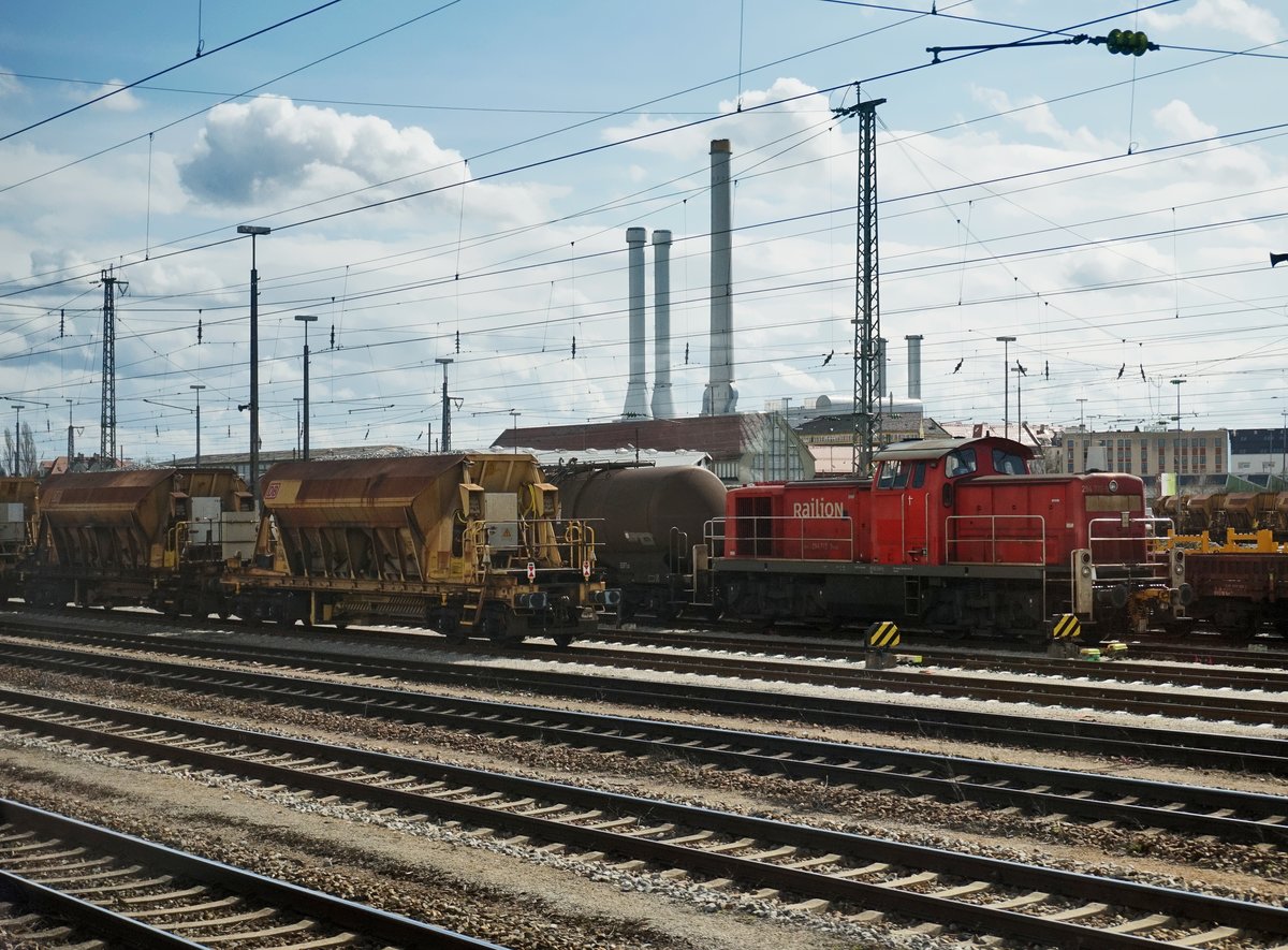 294 772-9 steht am 29.3.2016 mit einigen Kesselwagen in Ulm.