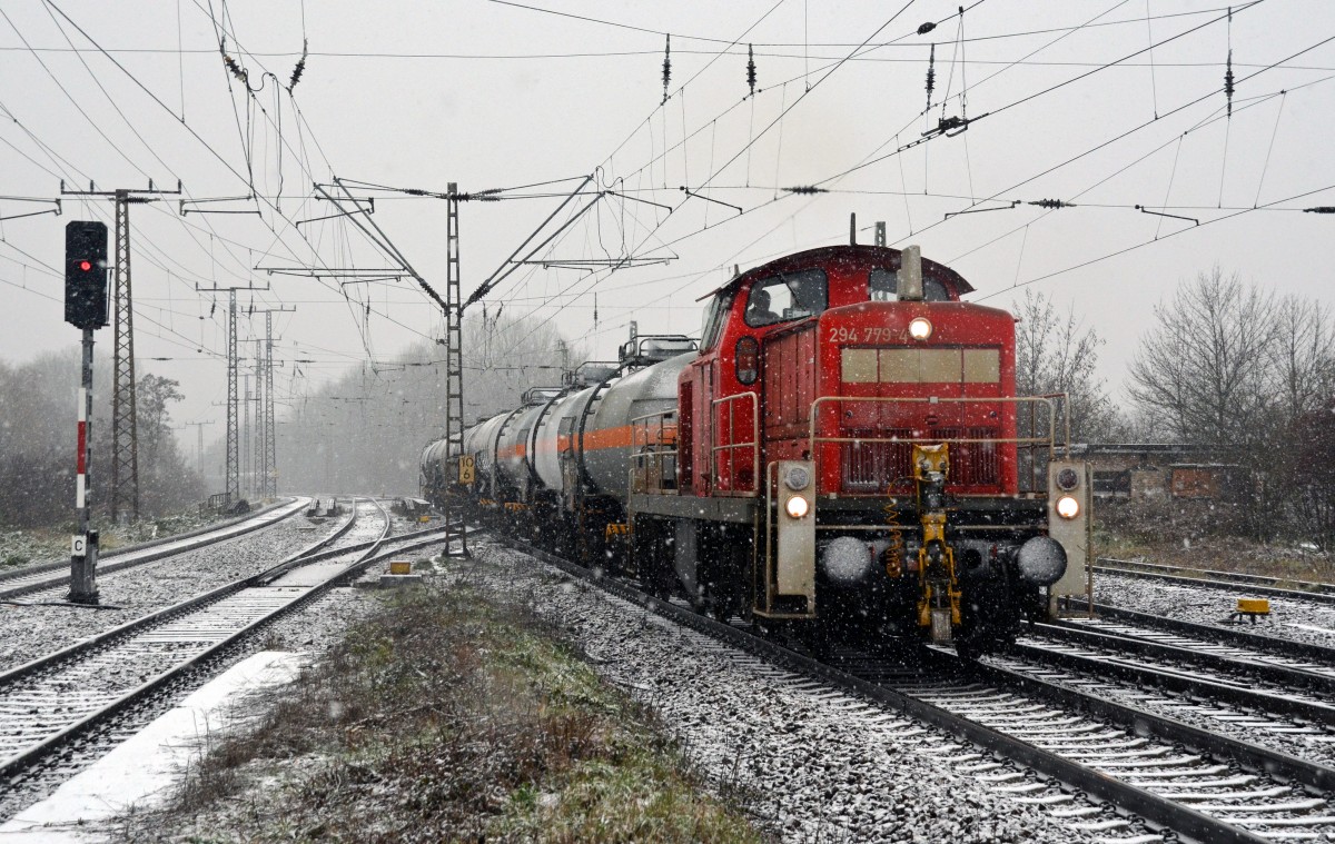 294 779 rollt mit einigen Kesselwagen am 28.11.15 durch Leipzig-Thekla Richtung Schönefeld.