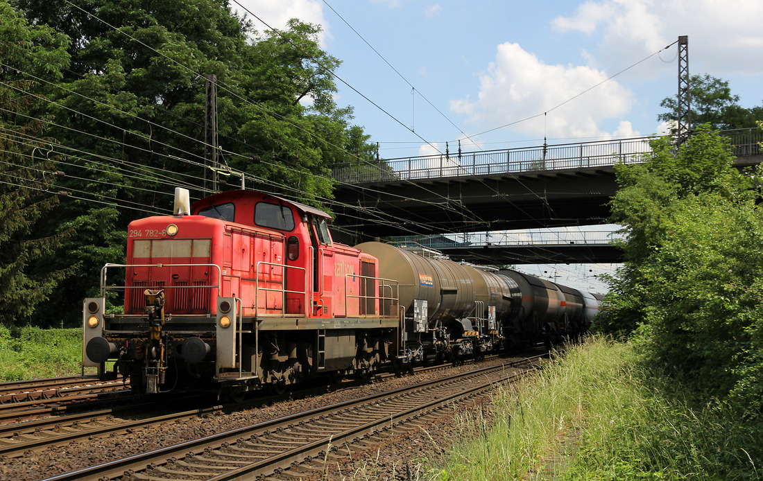 294 782 verlässt den Rangierbahnhof Oberhausen-Osterfeld mit einer Übergabe nach Moers.
Aufgenommen am 30. Mai 2018