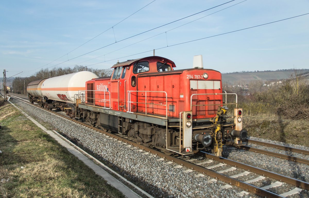 294 787-7 ist mit seinen zwei Gaswagen in Richtung Winterhausen unterwegs,gesehen am 07.02.2018 bei Würzburg/Süd.