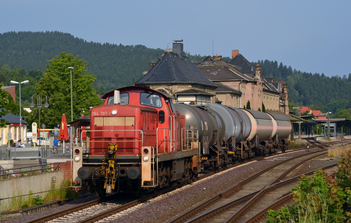 294 787 bespannte am Morgen des 03.07.15 die Übergabe vom Chemiestandort Langelsheim zum Rangierbahnhof Braunschweig. Hier passiert sie mit ihren vier Kesselwagen Goslar Richtung Oker.