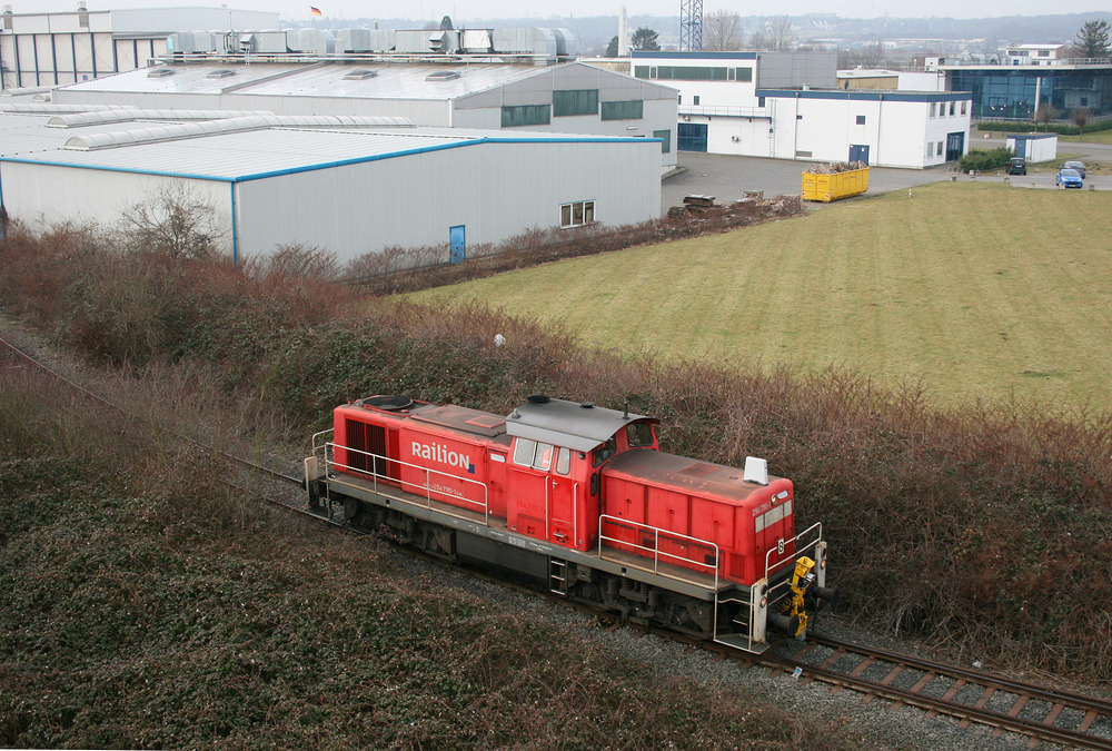 294 790 war zum Zeitpunkt der Aufnahme auf dem Weg zum Gleisanschließer Alfred Talke in Hürth.
Das Anschlussgleis beginnt an der Westseite des Bahnhofs Hürth-Kalscheuren.
Aufnahmedatum: 7. März 2012