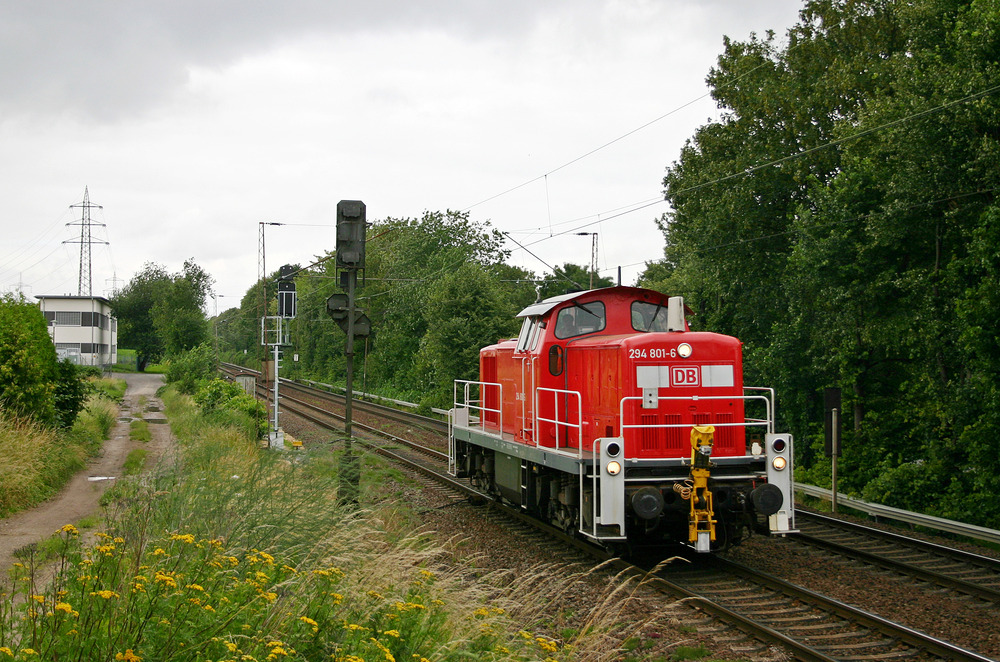 294 801 wurde auf ihrer Fahrt von Bergheim-Niederaußem nach Köln in Pulheim fotografiert.
Aufgenommen am 7. Juli 2007.