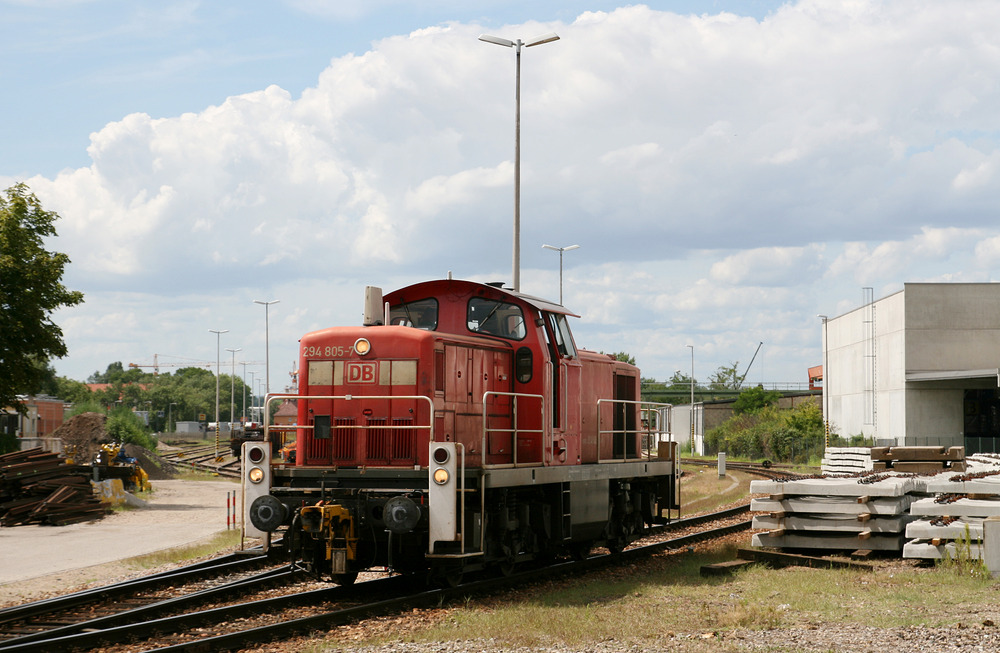294 805 rangiert am 3. August 2012 im Übergabebahnhof des Hafens Mannheim-Rheinau.