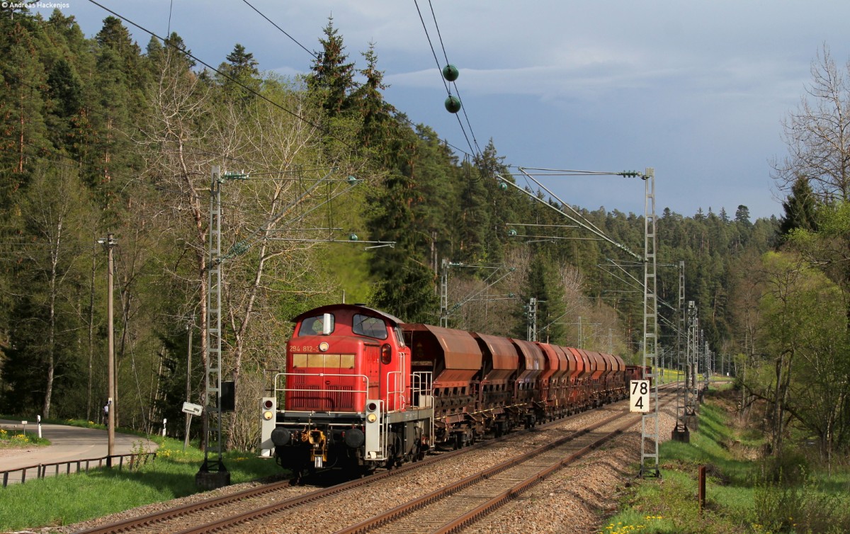 294 812-3 mit dem Ek 55834 (Villingen(Schwarzw)-Offenburg GBf) bei Stockburg 9.5.15. Der Zug fuhr streikbedingt mit 294
