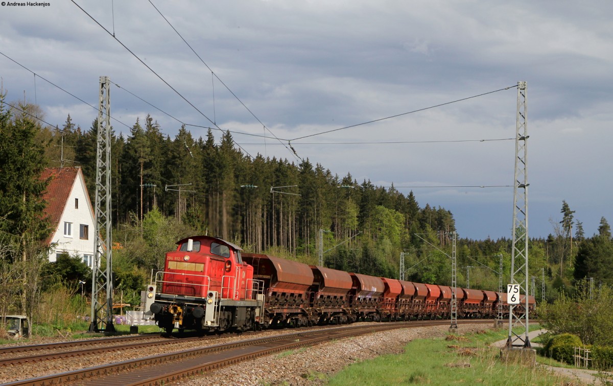 294 812-3 mit dem Ek 55834 (Villingen(Schwarzw)-Offenburg GBf) bei Peterzell 9.5.15. Der Zug fuhr streikbedingt mit 294