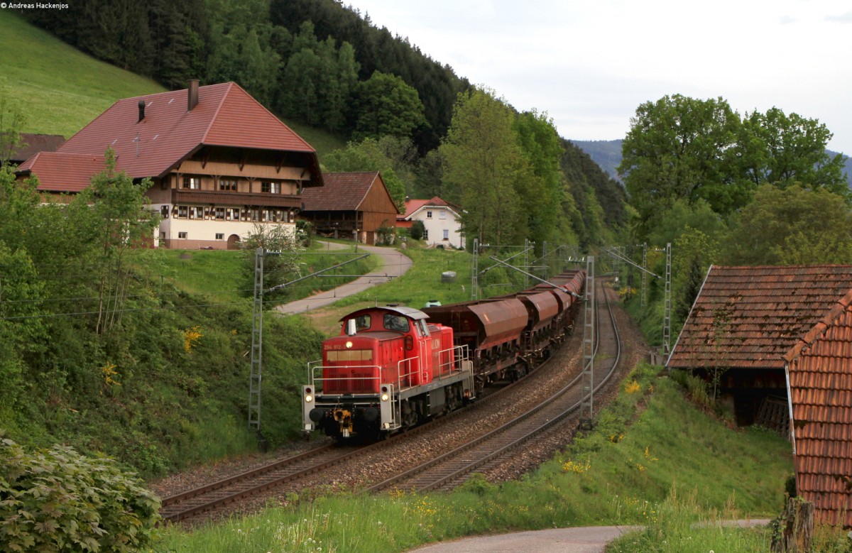 294 812-3 mit dem Ek 55834 (Villingen(Schwarzw)-Offenburg Gbf) bei Gutach 9.5.15. Der Zug fuhr streikbedingt mit 294
