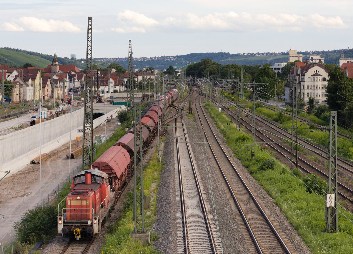 294 812 mit gemischtem Güterzug am 12.08.2021 am Eszetsteg in Stuttgart. 