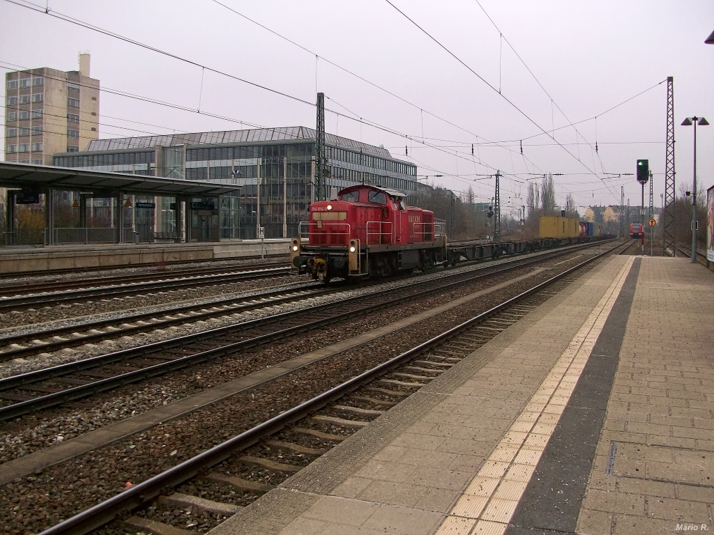 294 814 hat einen KLV-Zug am Haken. Vermutlich handelt es sich allerdings eher um eine Übergabe von München Ost nach München Laim oder Rangierbahnhof.
Durchgefahren am 5.4.13 durch München-Heimeranplatz