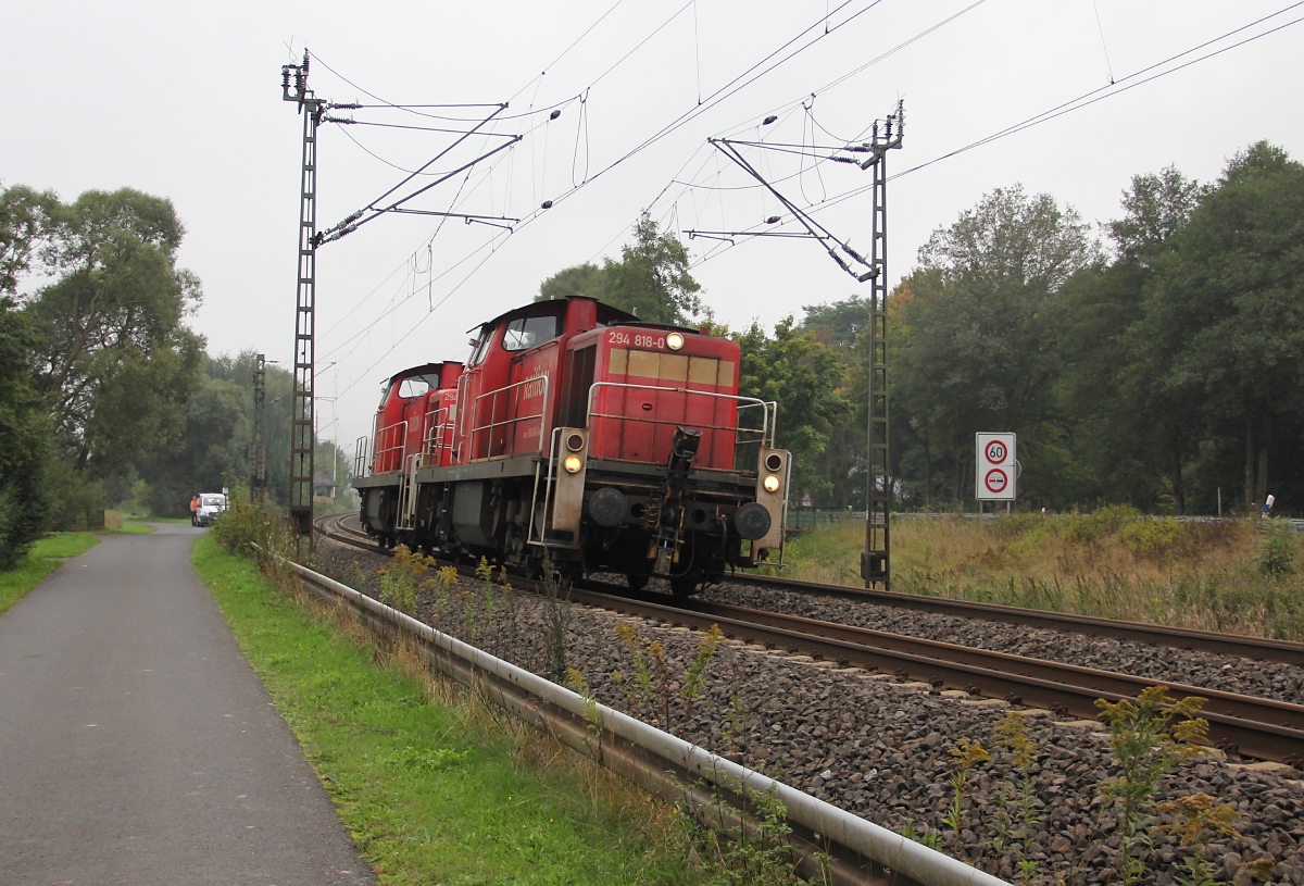 294 818-0 und 294 735-6 auf Fahrt gen Norden. Aufgenommen in Wehretal-Reichensachsen am 25.09.2013.