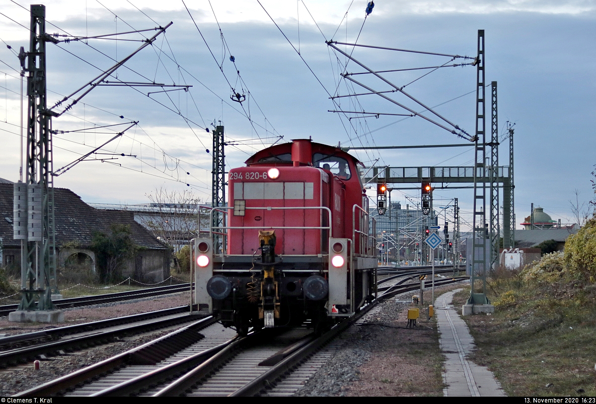294 820-6 (294 320-7 | 290 320-1 | DB V 90) rangiert auf den Gütergleisen in Halle (Saale) und erhält damit ein paar Meter Auslauf von der hiesigen Zugbildungsanlage (ZBA).
Viele Grüße an das freundliche Lokpersonal!
Aufgenommen am Bahnübergang (Bü) Karl-von-Thielen-Straße.

🧰 DB Cargo
🕓 13.11.2020 | 16:23 Uhr