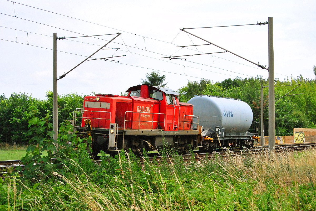 294 820-6 mit einem Kesselwagen in Richtung Bitterfeld, kurz vor Delitzsch am 08.07.2016