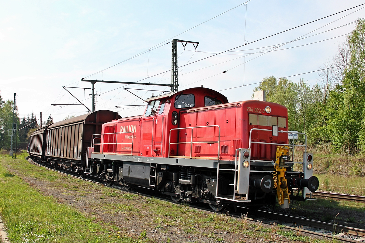 294 822-2 auf dem Weg in Richtung Kassel bei der Durchfahrt von Baunatal Guntershausen. 23.04.2014 Gruß an den Lokführer.
