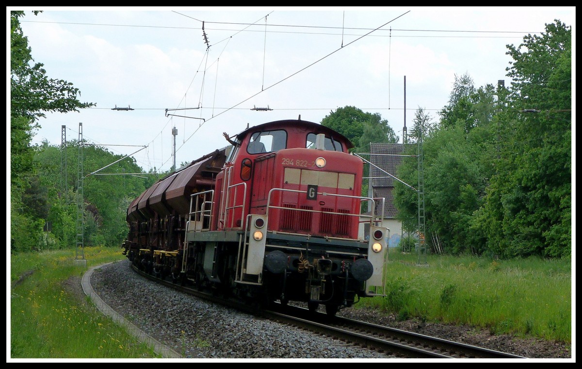 294 822 hat am 28.5.15 die Aufgabe, den Güterzug mit Schüttgutwagen aus Neuhof Kaliwerk in Richtung Fulda zu befördern.
Aufgenommen bei Kerzell, freundliche Grüße gehen zurück an den Tf! :-)