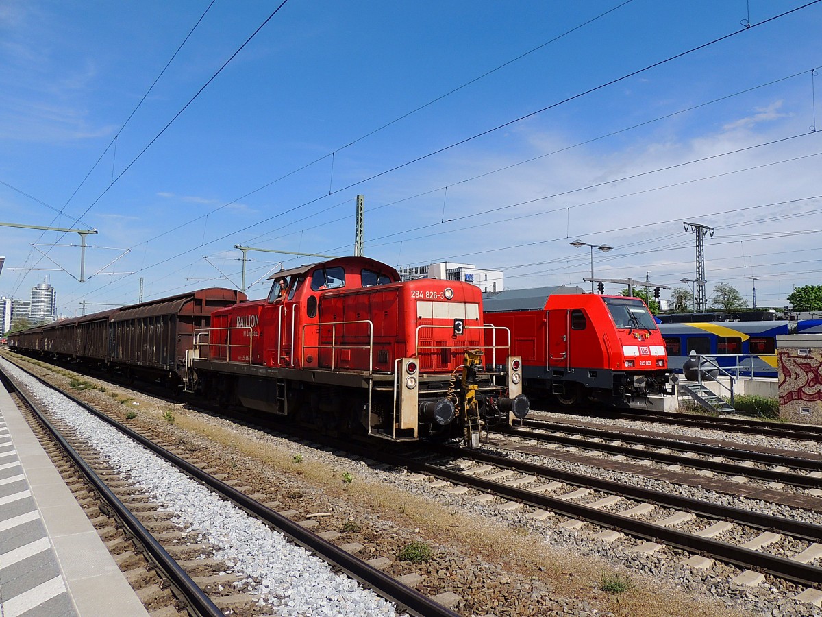 294 826-3 durchfährt mit einer Schiebewandwagengruppe den Bhf. München-Ost; 150508