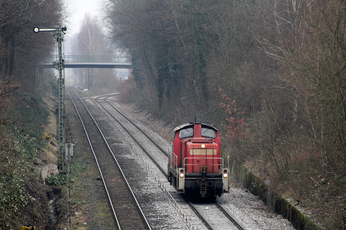 294 831 kommt ohne Wagen aus der Raffinerie zurück und muss im Güterbahnhof Gelsenkirchen-Horst Nord umsetzen,
ehe sie auf das Streckengleis in Richtung Gelsenkirchen-Bismarck kommt.
Fotografiert am 10. Februar 2017 in Gelsenkirchen-Horst.