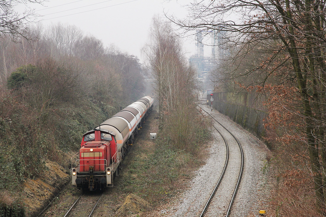 294 831 mit der Übergabe Gelsenkirchen-Bismarck - Gelsenkirchen-Horst Nord, wenige hundert Meter vor dem Ziel.
Wenig später wurden die Wagen in den rechts sichtbaren Anschluss der Raffinerie geschoben.
Aufgenommen am 10. Februar 2017 in Gelsenkirchen-Horst.