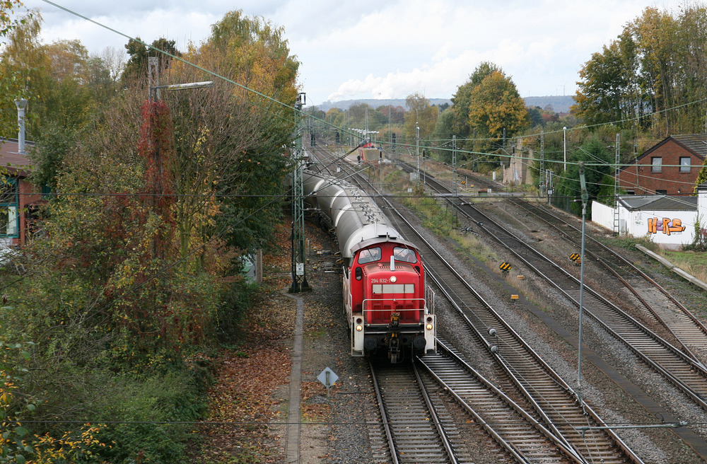 294 832 verlässt den Bahnhof Rommerskirchen in Richtung Bergheim-Niederaußem (RWE Power AG).
Aufnahmedatum: 4. November 2012
