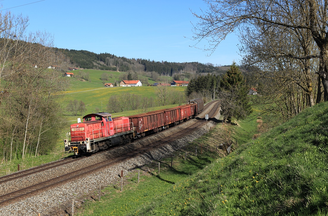 294 834 rollt bei Ellenberg die Günzacher Steige hinunter. So geschehen am 22.04.2015 - trotz laufenden GdL Streiks. Glück für den Fotografen ...
