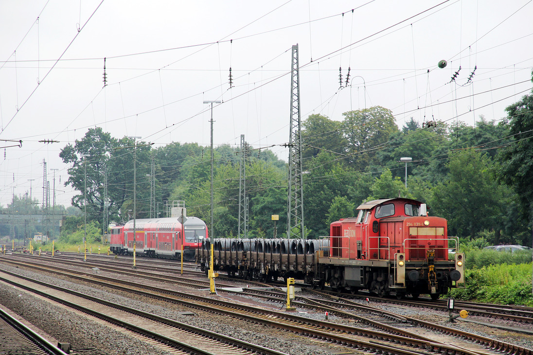 294 839 hat im Bahnhof Minden (Westfalen) Wagen an die Laderampe zugestellt.
Aufgenommen am 10. Juli 2017.