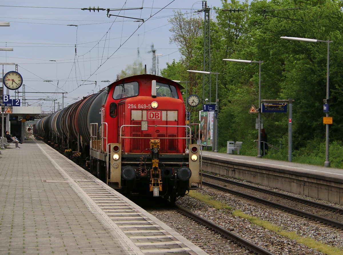 294 849-5 mit einem Übergabe-Zug. Aufgenommen in München-Riem am 04.05.2015.