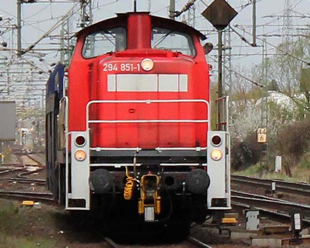 294 851-1 am 13.4.2015 bei einer Rangierfahrt im Bahnhof Riedstadt-Goddelau