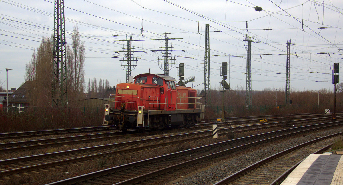 294 860-2 von DB fährt als Lokzug durch Hamm-Hbf(Westfalen).
Aufgenommen vom Bahnsteig 13 in Hamm-Hbf(Westfalen).
Am Kalten Mittag vom 6.1.2020.