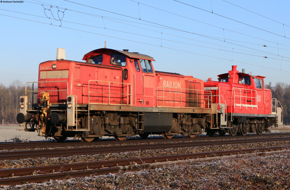 294 861-0 mit 363 103-3 im Schlepp als T 67003 (Offenburg Gbf - Freiburg(Brsg)Hbf) in Niederschopfheim 13.1.22