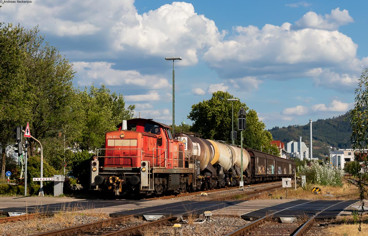 294 861-0 rangiert Wagen aus dem Anschluss Köhler in Oberkirch 25.8.22
