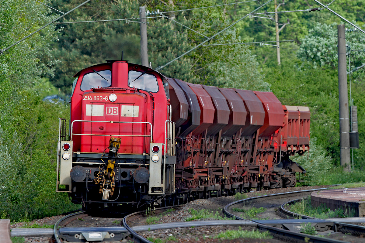 294-863-6 zieht einen Schüttgutwagenzug durch Hegne.Foto vom 7.5.2014