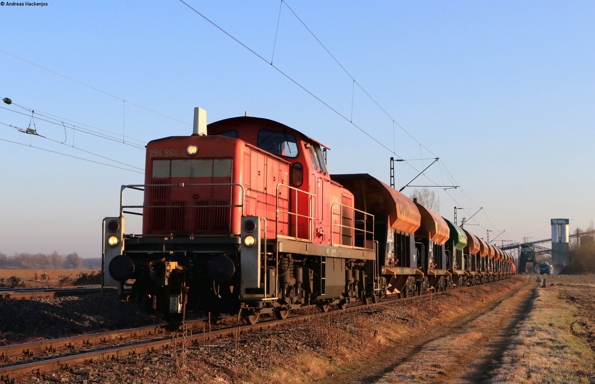 294 864-4 drückt die Kieszugwagen in den Anschluss Firma Uhl 2.3.21