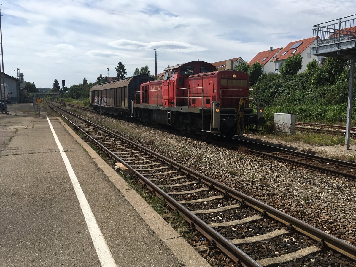 294 877 mit einem Güterzug im Bahnhof von Ehingen (Donau) am 04.08.16