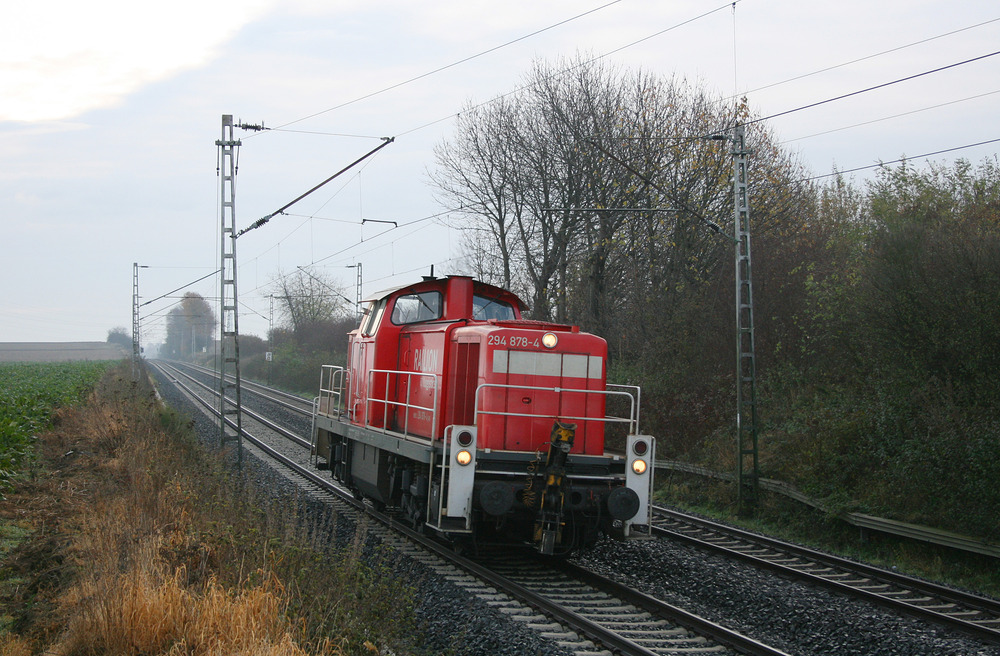 294 878 erreicht in wenigen Augenblicken den Bahnhof Rommerskirchen.
Aufnahmedatum: 20. November 2011